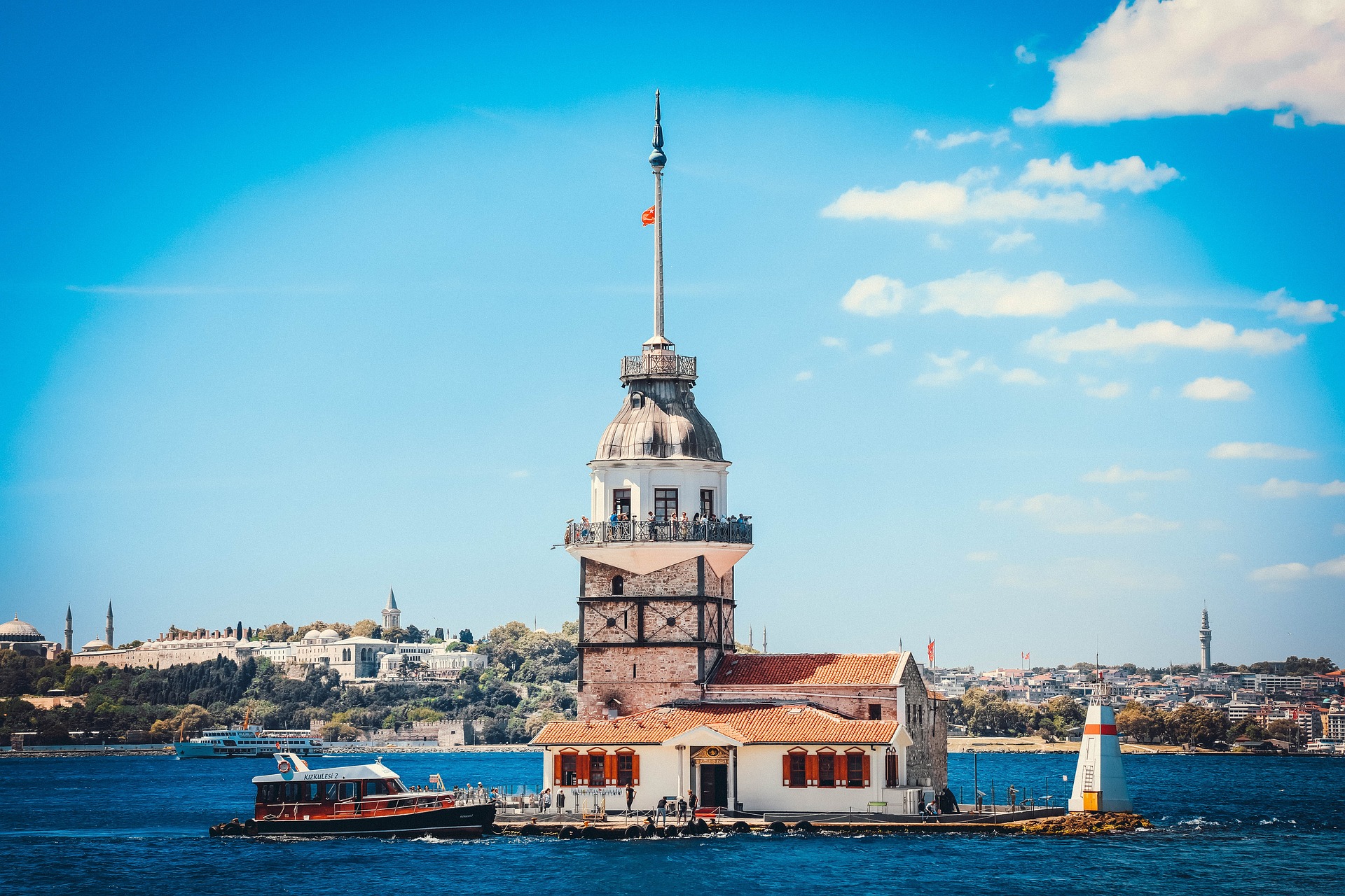 De Middellandse zee is een populaire cruise bestemming. Lees hier alles over de 10 meest populaire cruise havens aan de Middellandse zee.